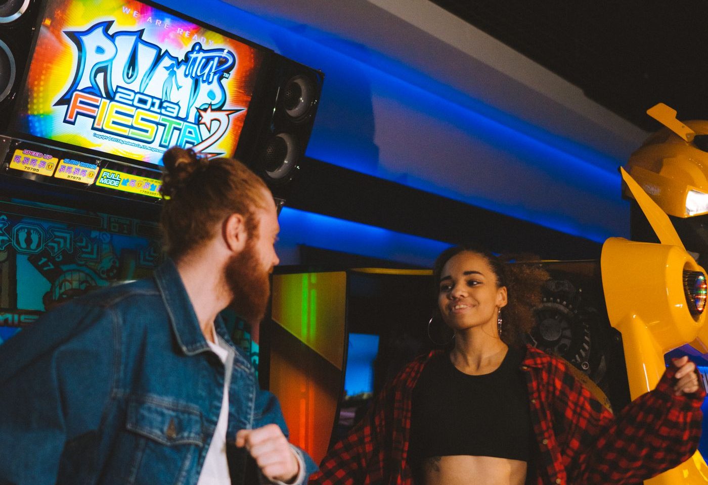 Διασκέδαση σε arcade χώρο με neon φωτισμό