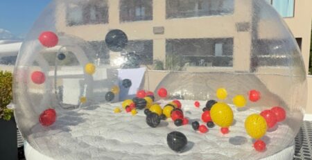 Διάφανος φουσκωτός θόλος (bubble house) με κόκκινα, κίτρινα και μαύρα μπαλόνια στο Pomegranate Hotel, Χαλκιδική