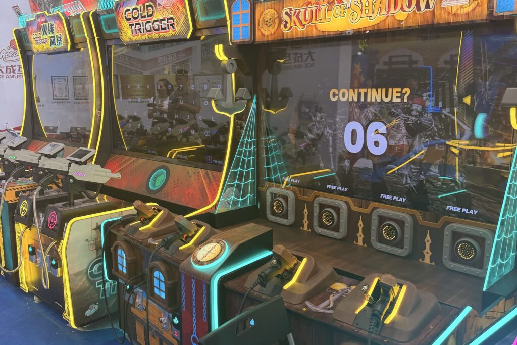 Διάδρομος έκθεσης με φωτισμένα arcade μηχανήματα και οθόνες στην GTI China Expo 2026