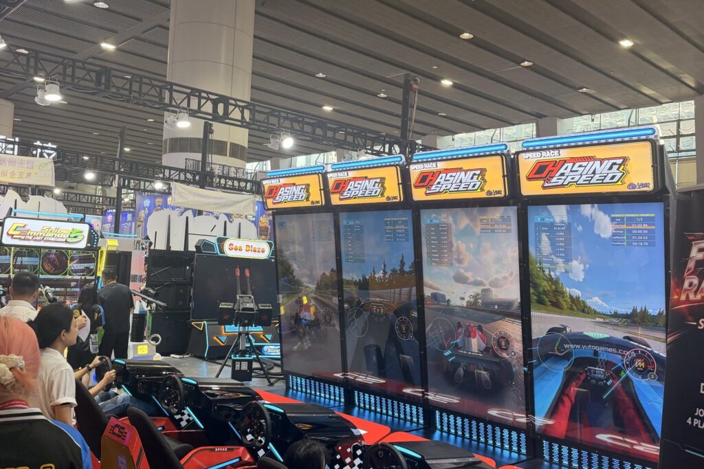 Καθιστά racing arcade simulator τεσσάρων θέσεων με μεγάλες κάθετες οθόνες, στην GTI China Expo 2026