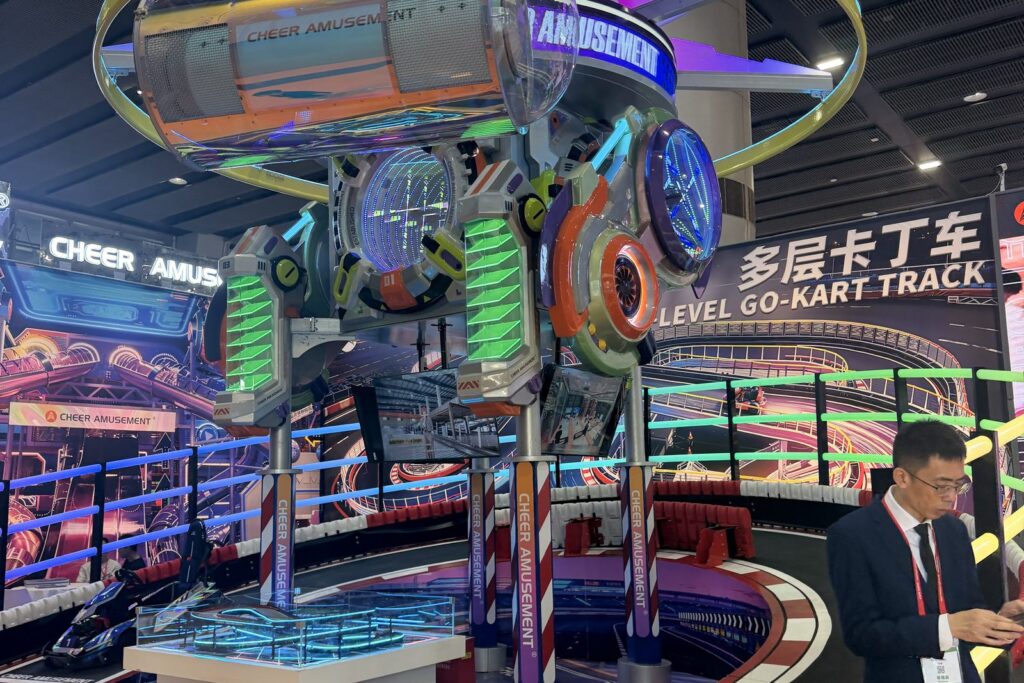 Πολυώροφη εσωτερική πίστα go-kart (multi-level go-kart track) με φωτισμό LED, στημένη σε περίπτερο της GTI China Expo 2026